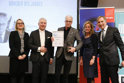 Wolfgang Rolla du Rosey ist "Drucker des Jahres" 2017. Im Bild mit D&M-Chefredakteurin Sandra Küchler, Paul-Albert Deimel (Bundesverband Druck u. Medien), drupa-Direktorin Sabine Geldermann und D&M-Herausgeber Johann Oberauer.