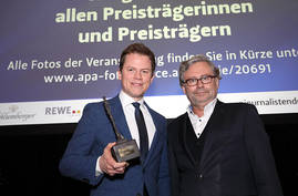 Tobias Pötzelsberger (ORF) ist Journalist des Jahres. Im Bild mit ORF-Generaldirektor Alexander Wrabetz.